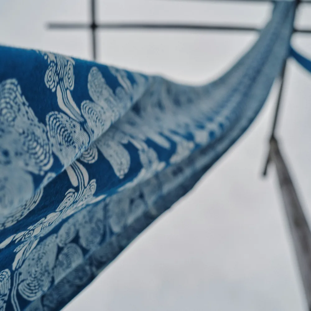 Detail modře a bíle vzorované tkaniny obarvené indigem